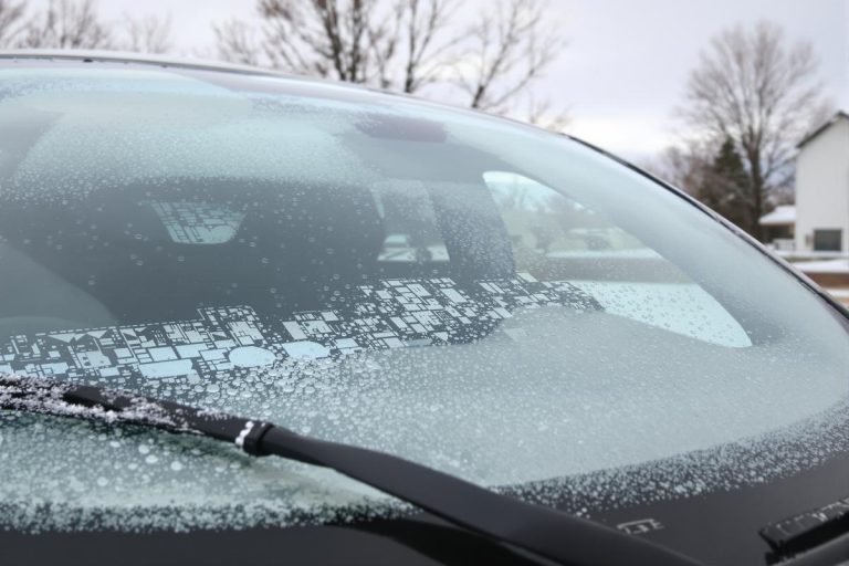 À quoi sert d'appliquer du vinaigre sur le pare-brise de la voiture et pourquoi recommandez-vous de le faire en décembre ?.jpg