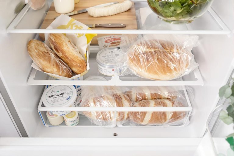Dans sa cuisine, Norbert Tarayre range toujours le pain à cet endroit - il rassit moins vite.jpg