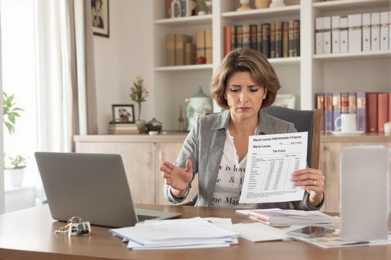 En découvrant une ligne à 100 000 € sur son relevé, Marie-Louise comprend que l’héritage cache bien plus qu’une taxe.jpg