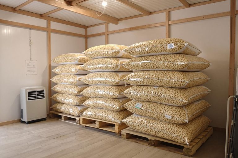 « Les vendeurs ne le mentionnent jamais » : leurs pellets stockés depuis l’hiver dernier sont en réalité presque inutilisables.jpg