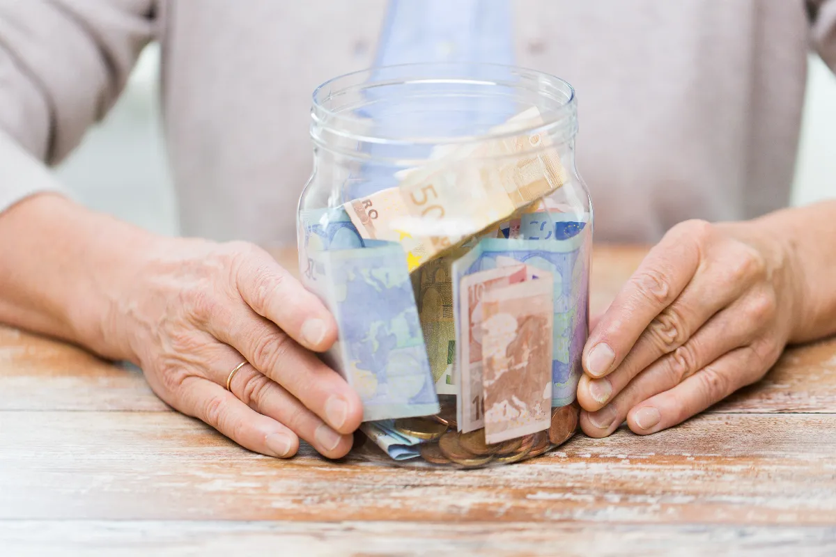 retraite-un-changement-majeur-pour-les-seniors-gagnant-moins-de-2-500-e-par-mois-a-decouvrir